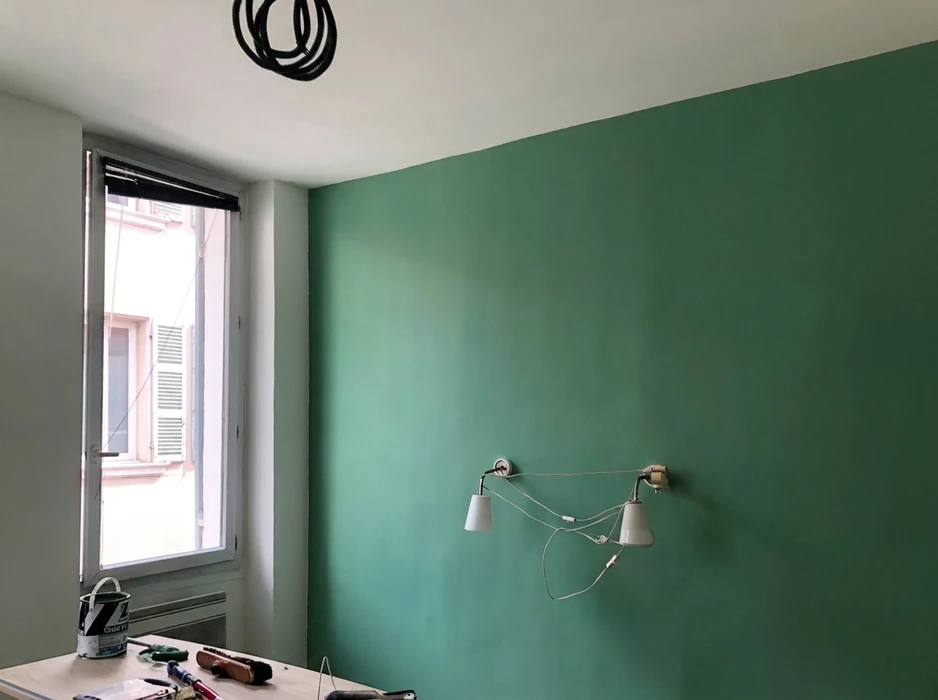 Pièce en cours de rénovation, mur d'accent peint en vert sauge mat