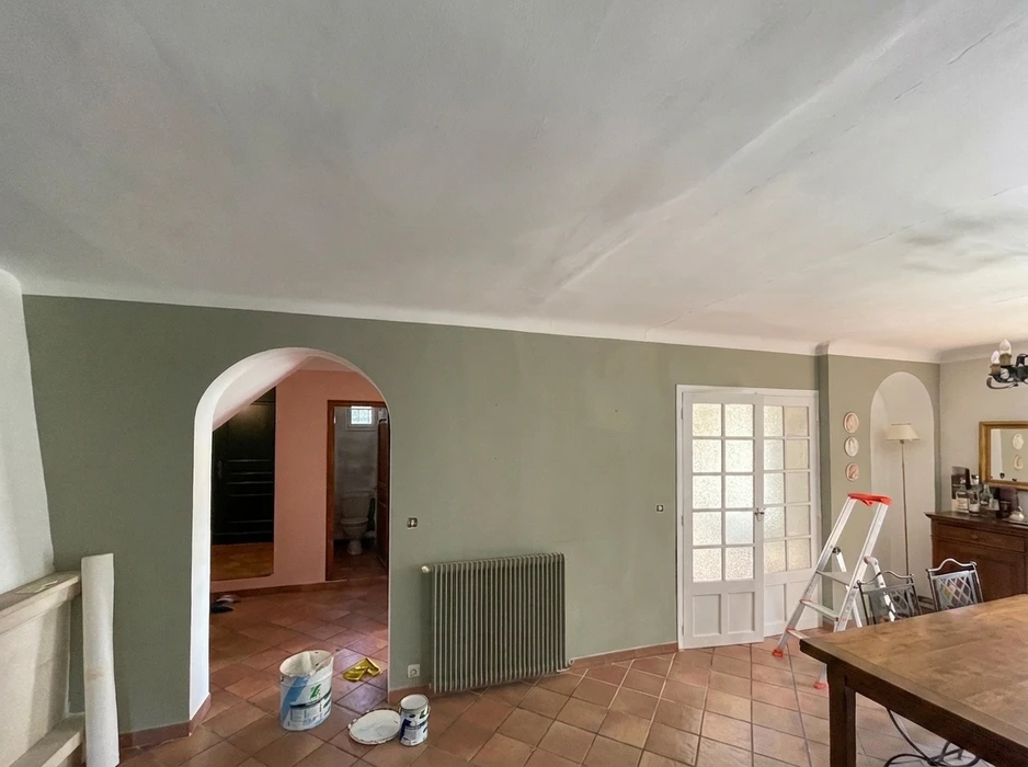 Chantier de peinture intérieure en cours dans une salle à manger de style provençal