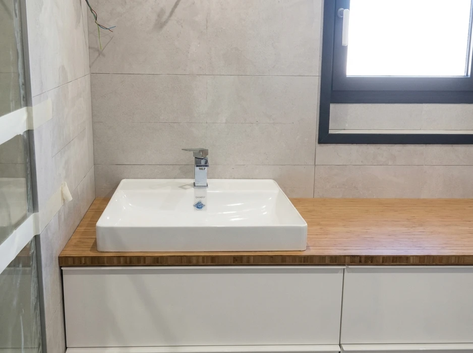 Pièce vide aux murs et plafond blancs immaculés, angle de vue depuis le bas