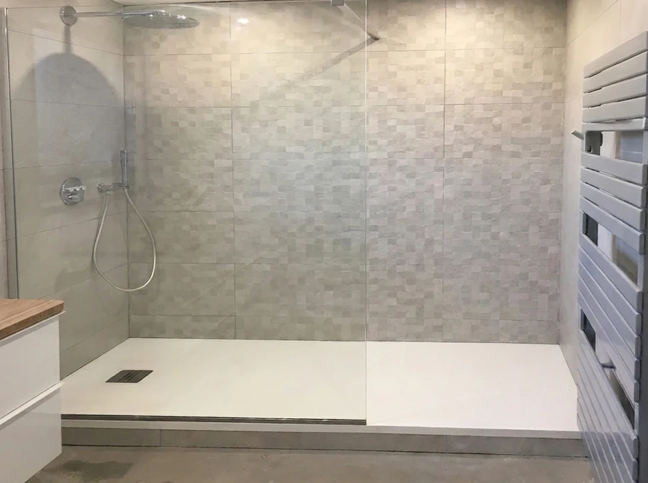 Intérieur résidentiel en cours de rénovation avec échelle de peintre positionnée devant fenêtres à persiennes